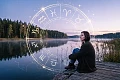 Jauna moteris melancholiškai sėdi ant medinio liepto prie ramaus ežero, o danguje virš jos švyti didžiulis magiškas Zodiako ratas su visais 12 ženklų.