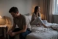 Pora sėdi lovoje nusisukusi vienas nuo kito, iliustruodama aistros išblėsimą ir santykių atšalimą