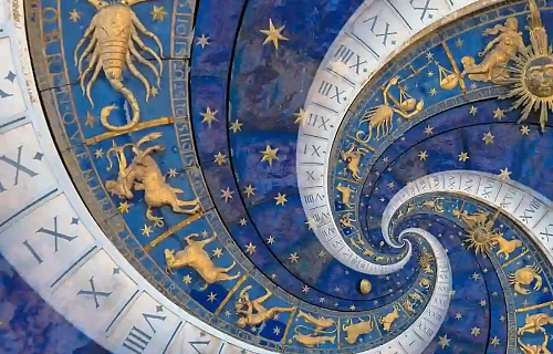 Mėlynos ir auksinės spalvų astrologinis Zodiako ženklų ratas su subtiliais žvaigždynų simboliais